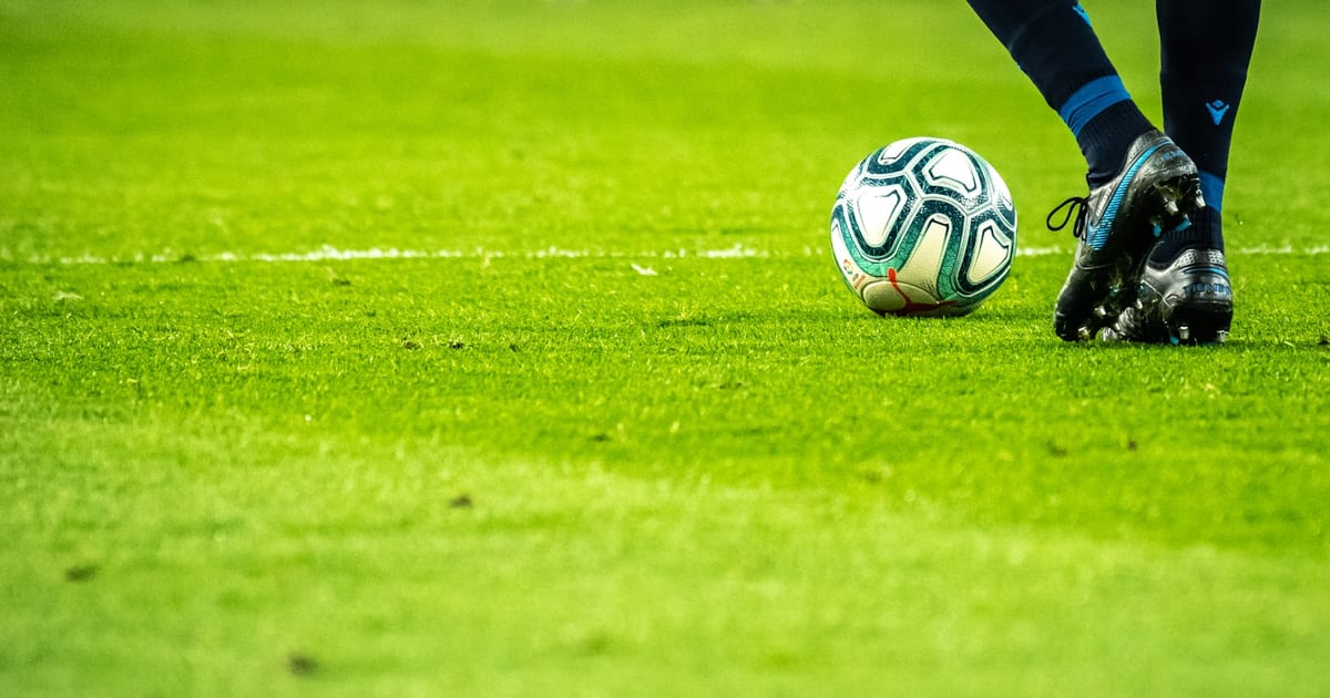 Un calciatore in azione sul campo