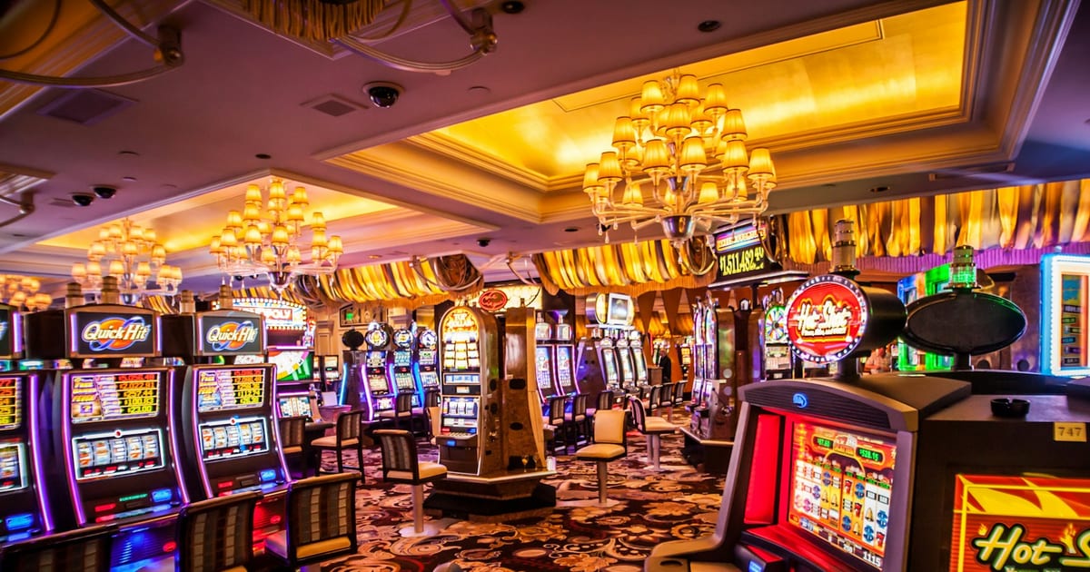 Interno di una sala con slot machine