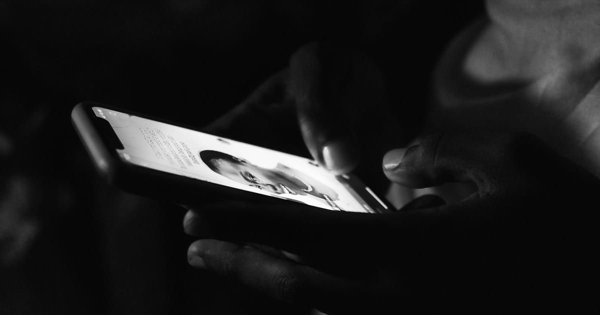 Una persona consulta un canale di pronostici sullo smartphone