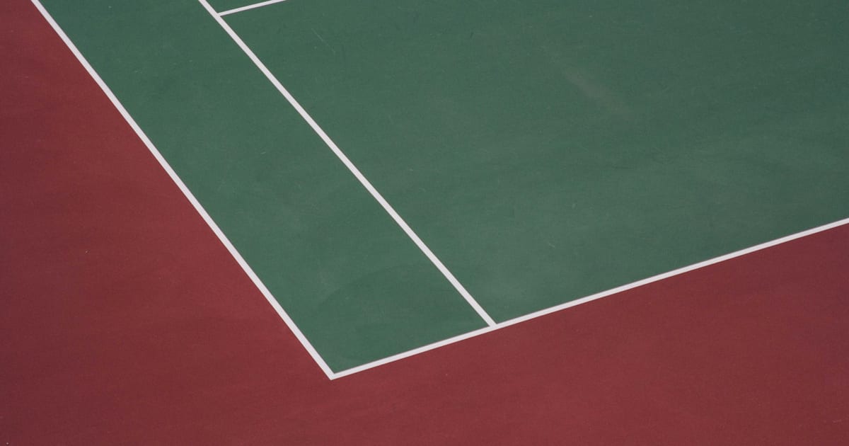 Un campo da tennis sull'erba visto dall'alto